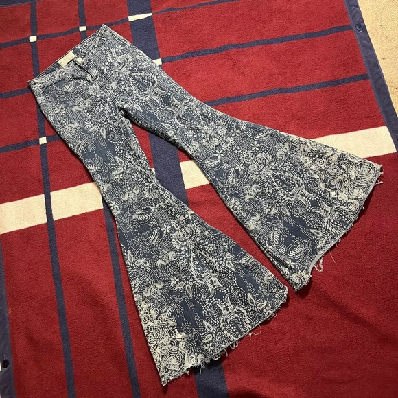 Free People Just Float On Floaty-Dot Print Flare Jeans
Women’s 26 - Picture 3 of 5